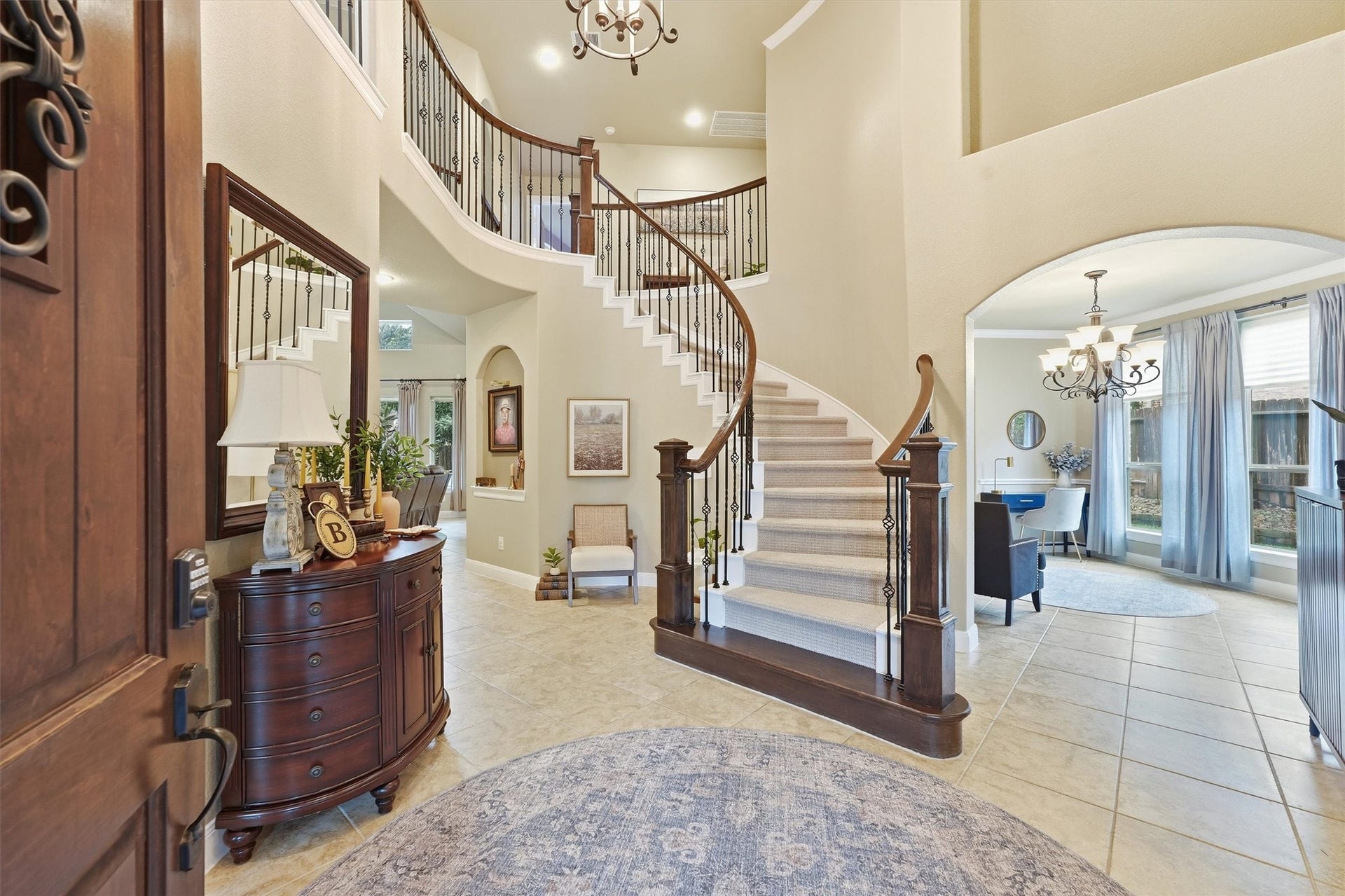 210 Fox Squirrel Court, Pinehurst, TX 77362 Grand entry with soaring ceilings.