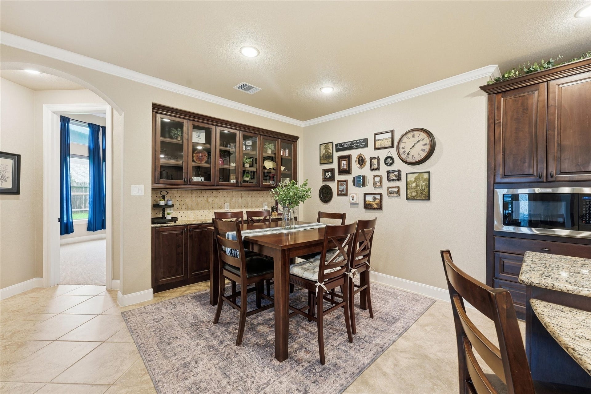 210 Fox Squirrel Court, Pinehurst, TX 77362 Casual breakfast area overlooking the backyard.