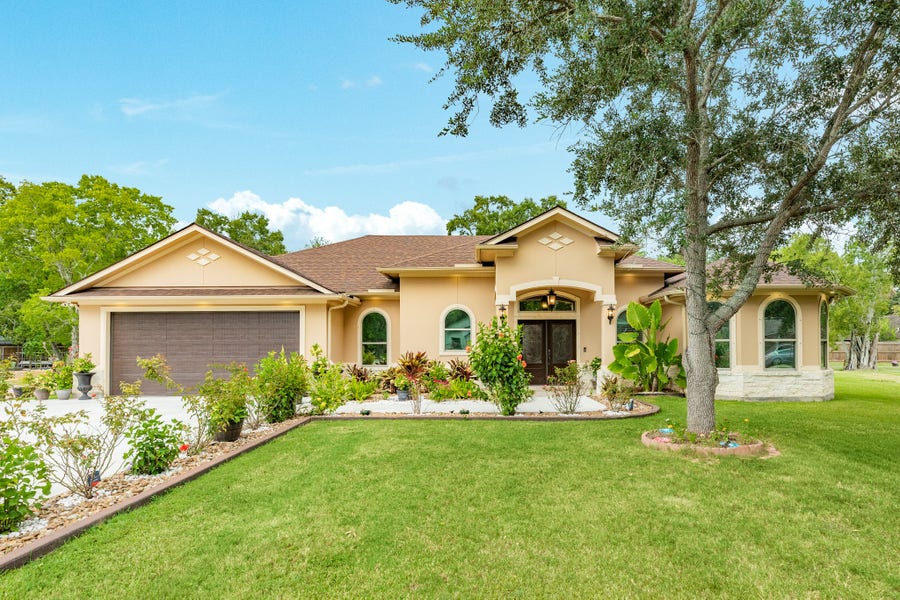 Property photo for 309 Hickman Ln, Angleton, TX