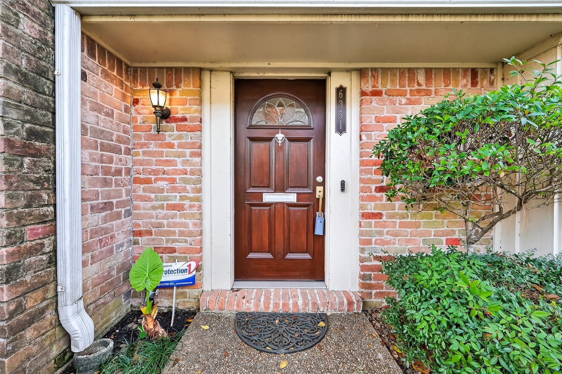 6351 Briar Rose Drive, #149, Houston, TX 77057 Updated townhome in the desirable Briar Grove Drive Townhome community near the Galleria in Houston with manicured landscaping and charming curb appeal.