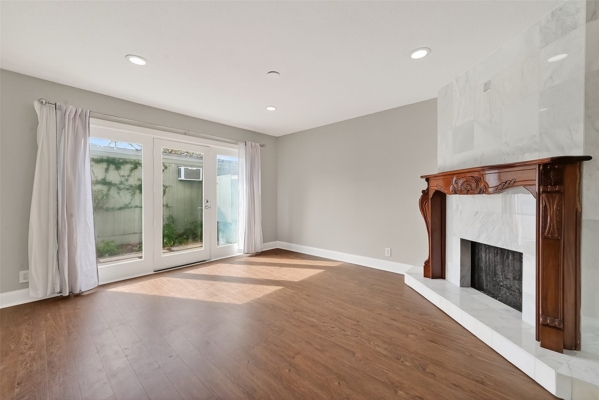 6351 Briar Rose Drive, #149, Houston, TX 77057 Inviting sitting room with elegant marble fireplace and comfortable open layout perfect for relaxing or entertaining guests.