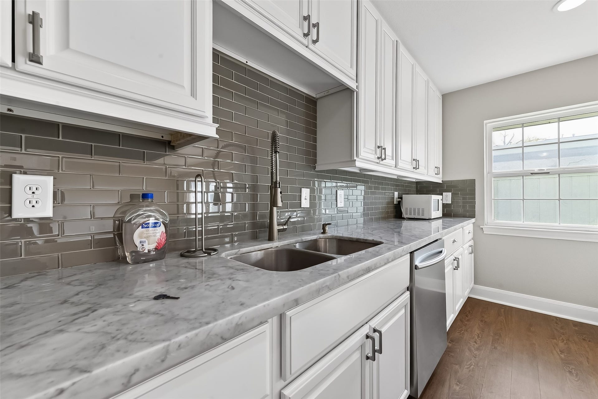6351 Briar Rose Drive, #149, Houston, TX 77057 Closer look at the elegant Carrera marble countertops.