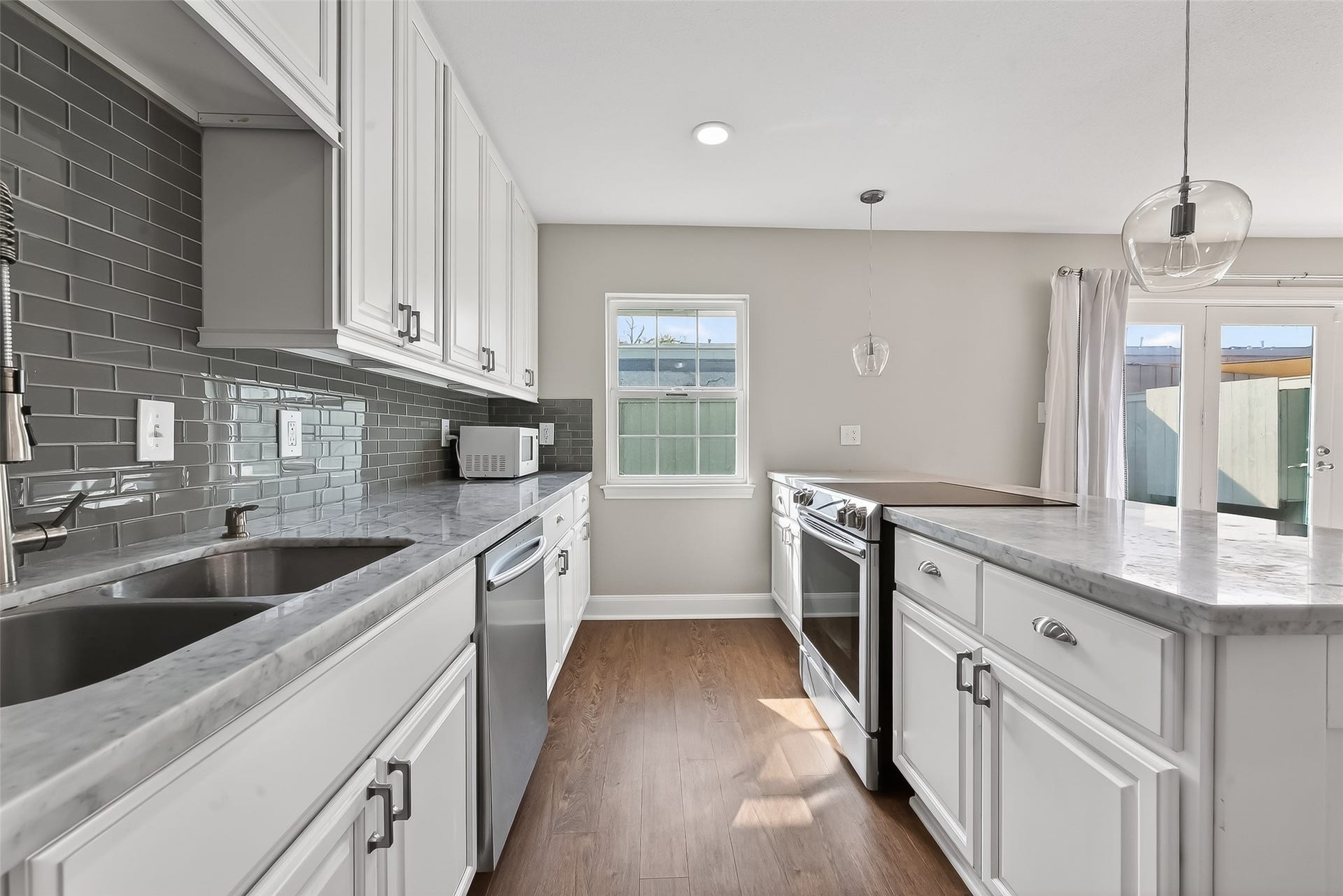 6351 Briar Rose Drive, #149, Houston, TX 77057 Updated kitchen with Carrera marble countertops, stainless steel appliances, slow-close cabinetry, and modern finishes.