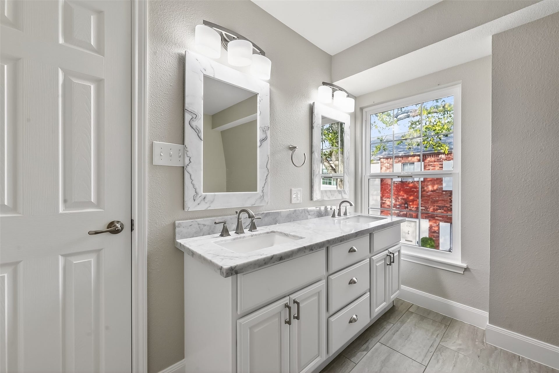 6351 Briar Rose Drive, #149, Houston, TX 77057 Renovated primary bathroom with luxurious walk-in shower and custom finishes in this Briar Grove townhome.