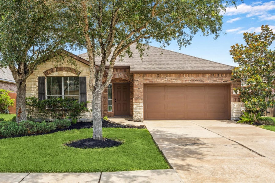 Property photo for 3105 W Trail Drive, Pearland, TX