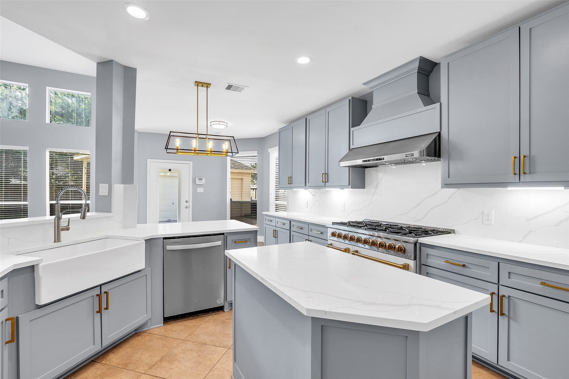 10626 Cortland Ridge Lane, Cypress, TX 77433 Your culinary space!