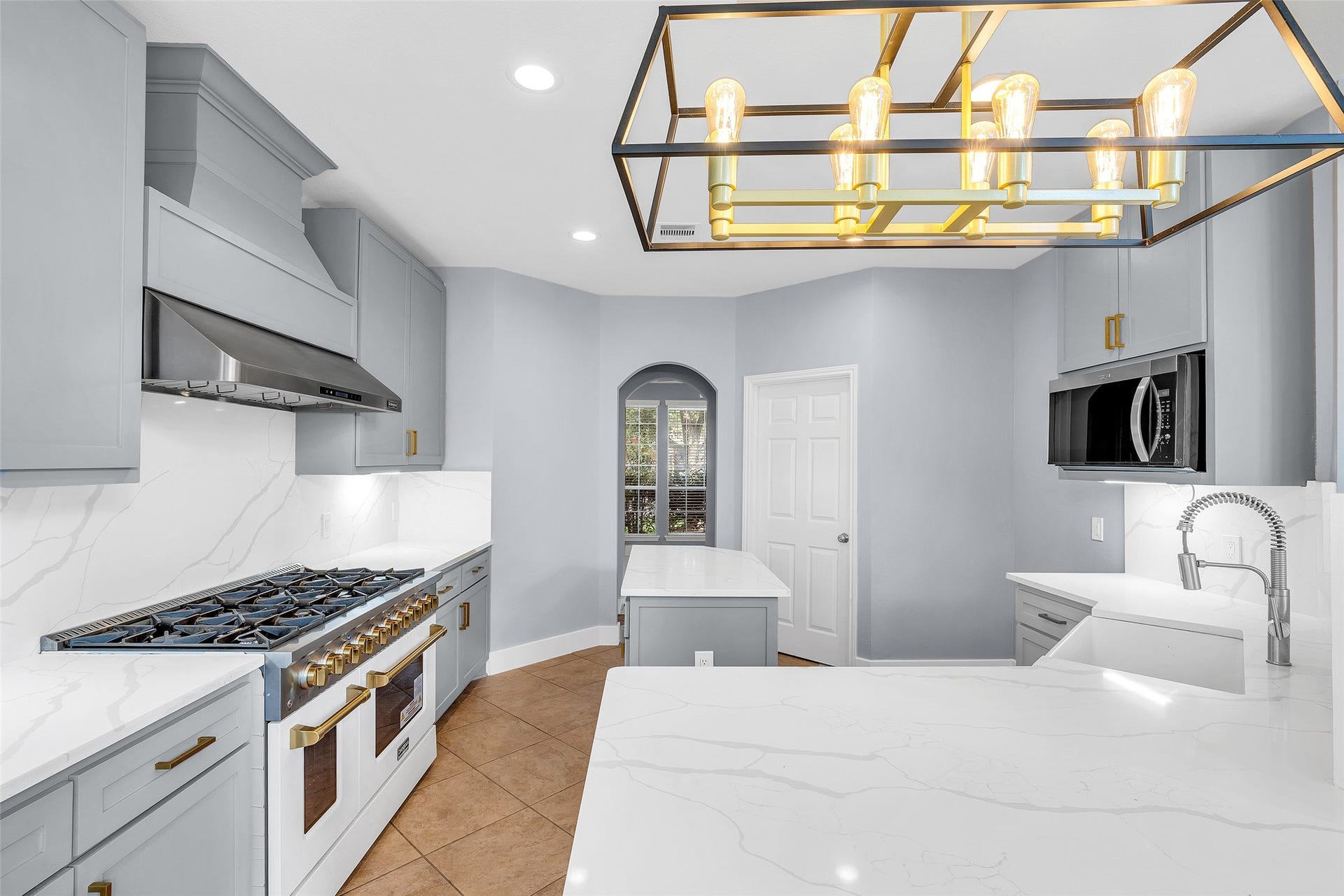 10626 Cortland Ridge Lane, Cypress, TX 77433 Elevate your culinary experience with a 48-inch professional-grade gas range, paired perfectly with a high-powered vent hood for a chef's dream kitchen.