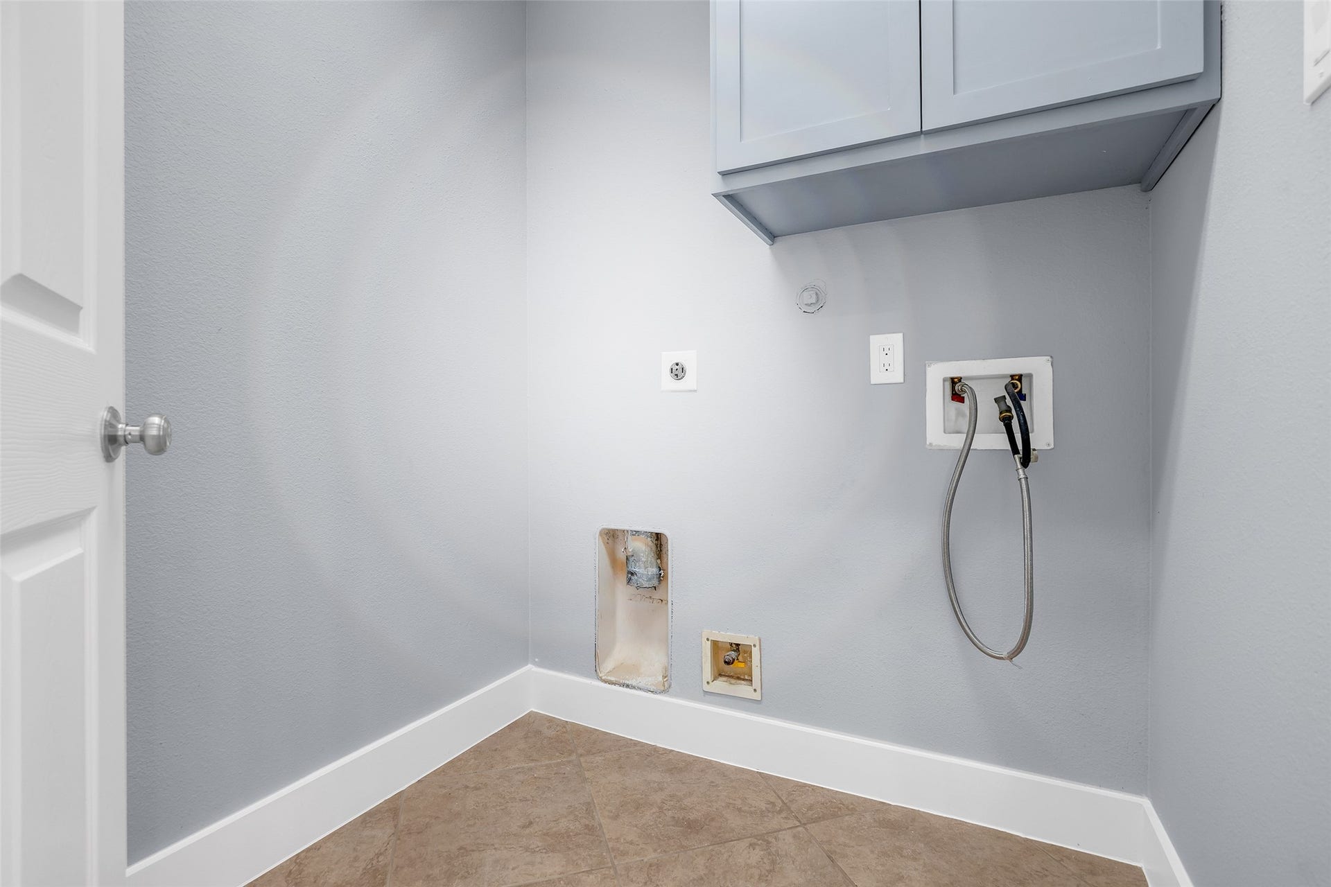 10626 Cortland Ridge Lane, Cypress, TX 77433 Effortlessly tackle laundry day in this bright, functional space with ample storage and modern hookups.