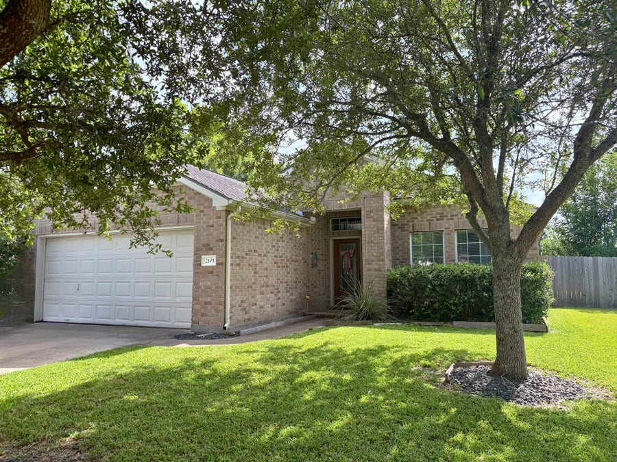 Property photo for 2101 Laughing Gull Lane, League City, TX
