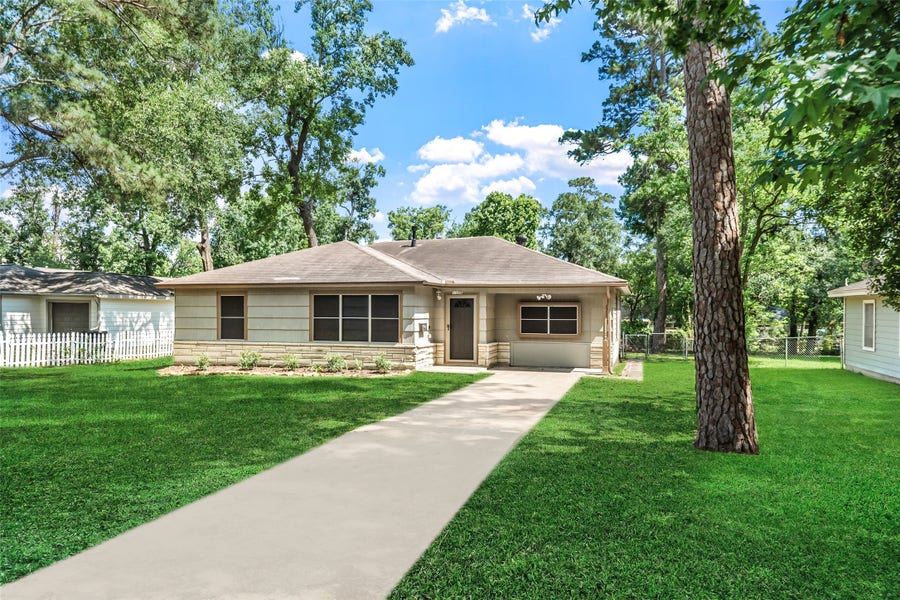 Property photo for 1105 Thomas Avenue, Conroe, TX