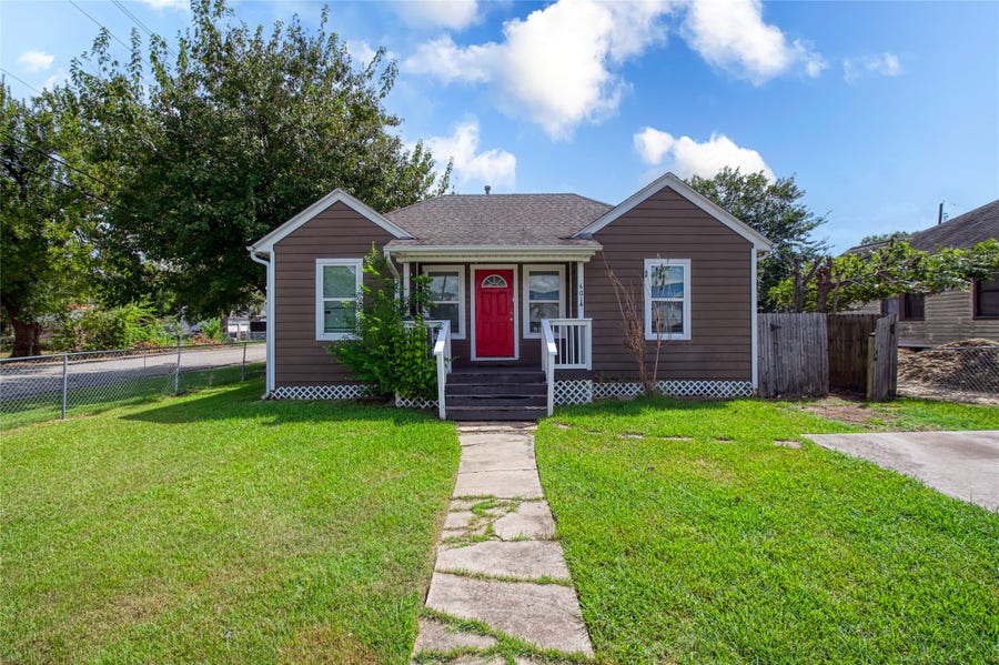 Property photo for 601 S Main Street, Pasadena, TX