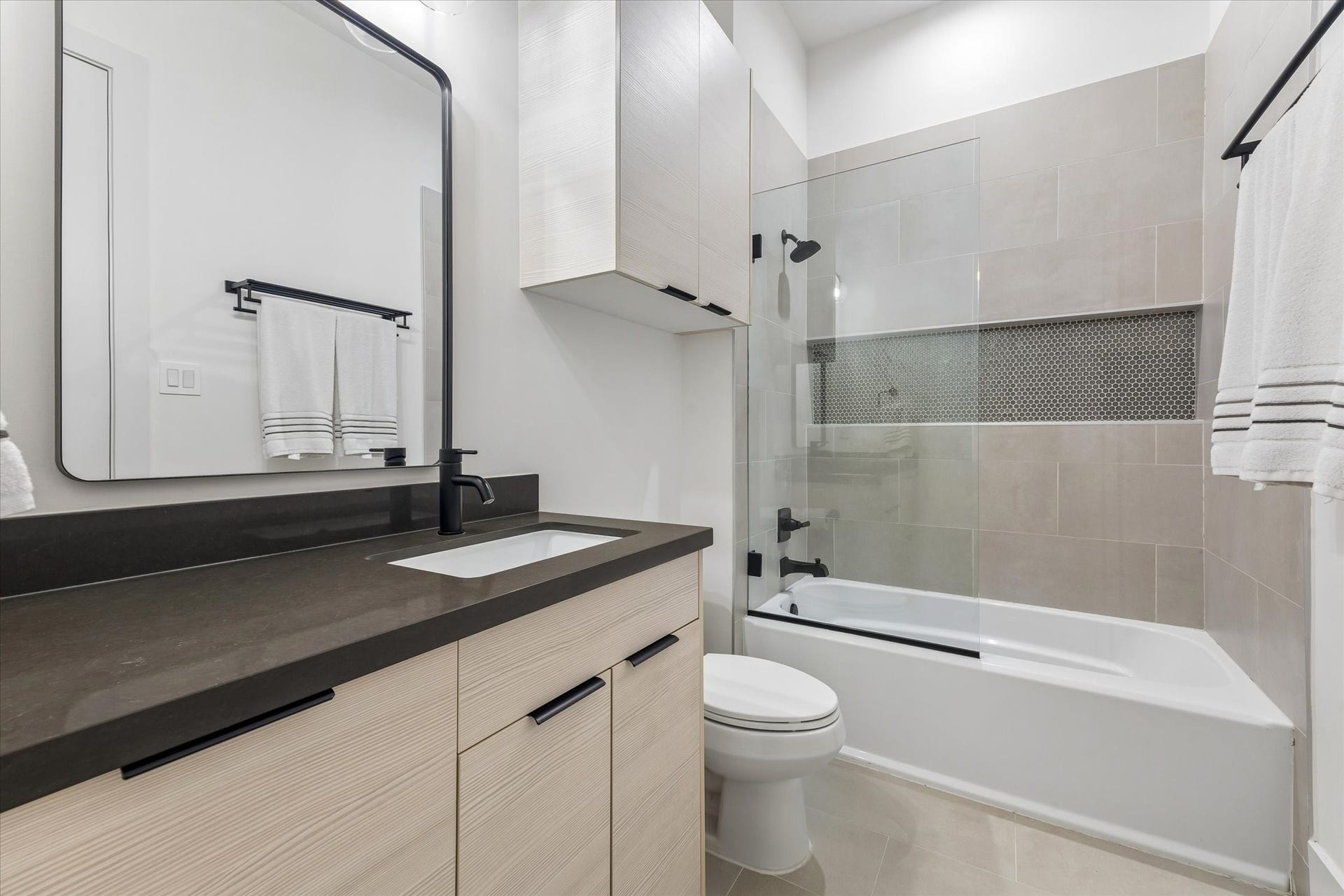 2435 Sheridan Street, Houston, TX 77030 One of the spacious secondary ensuite bathrooms.