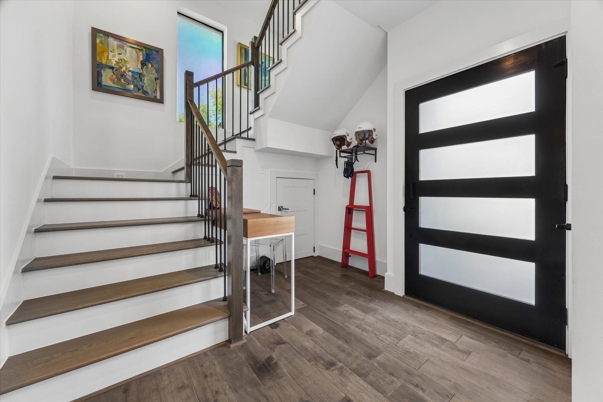 2435 Sheridan Street, Houston, TX 77030 Welcome to your new home: a stylish and inviting entryway featuring modern finishes and elegant decor.