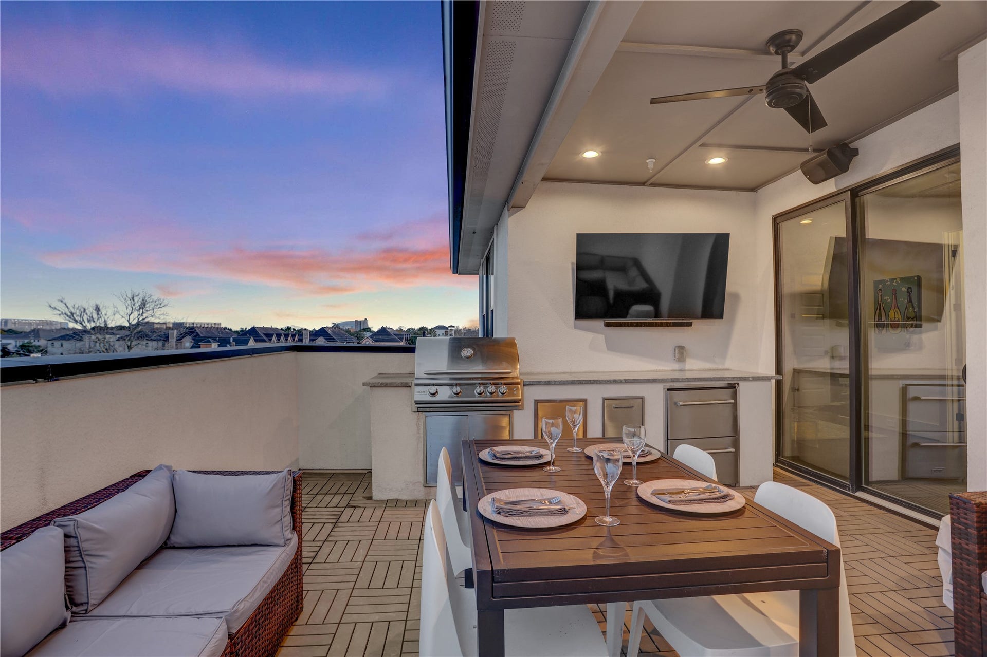 2435 Sheridan Street, Houston, TX 77030 Breathtaking views and modern amenities.