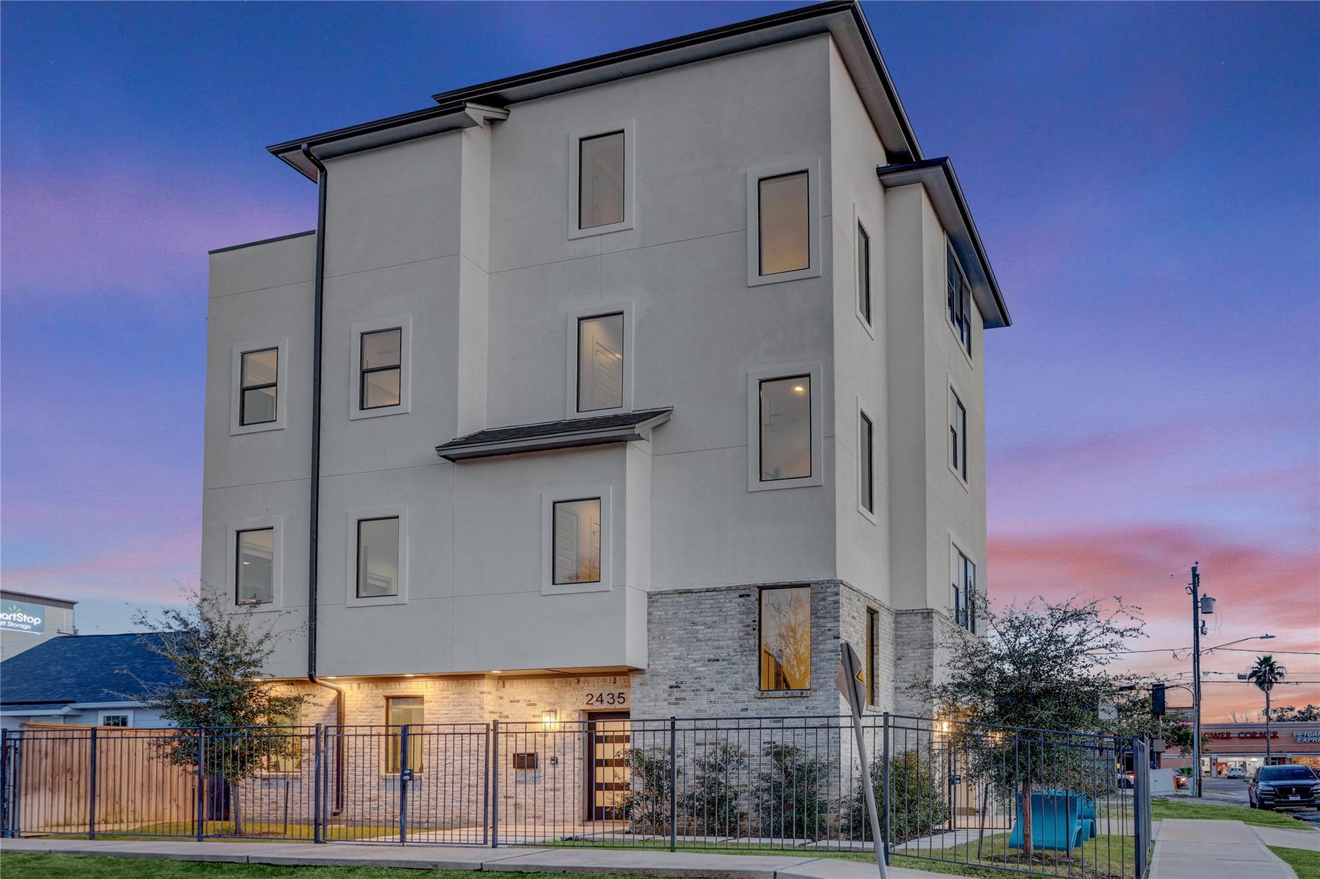 2435 Sheridan Street, Houston, TX 77030 Discover modern living at 2435 Sheridan Street!