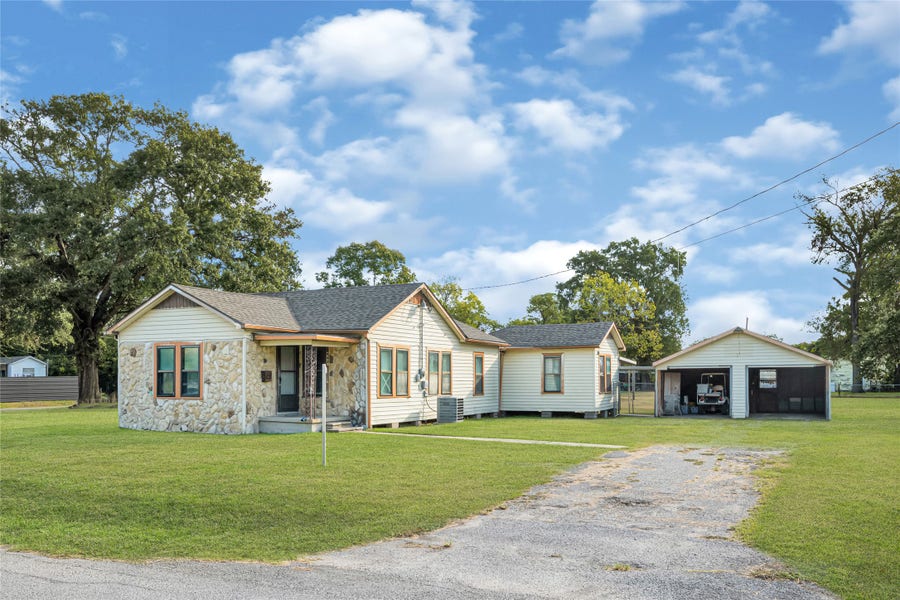 Property photo for 203 S 6th Street, Highlands, TX