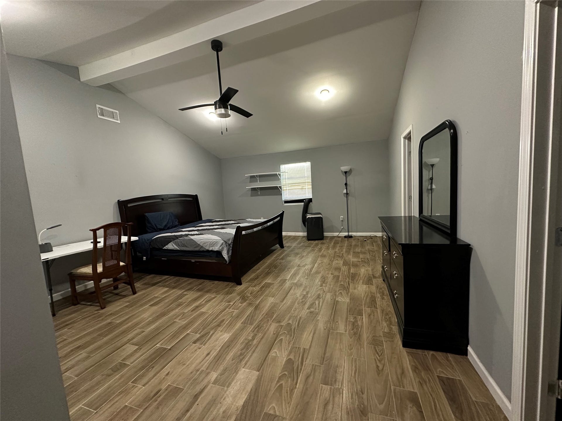 120 Shanklin Road, Angleton, TX 77515 120 Shanklin Rood Room
B-1