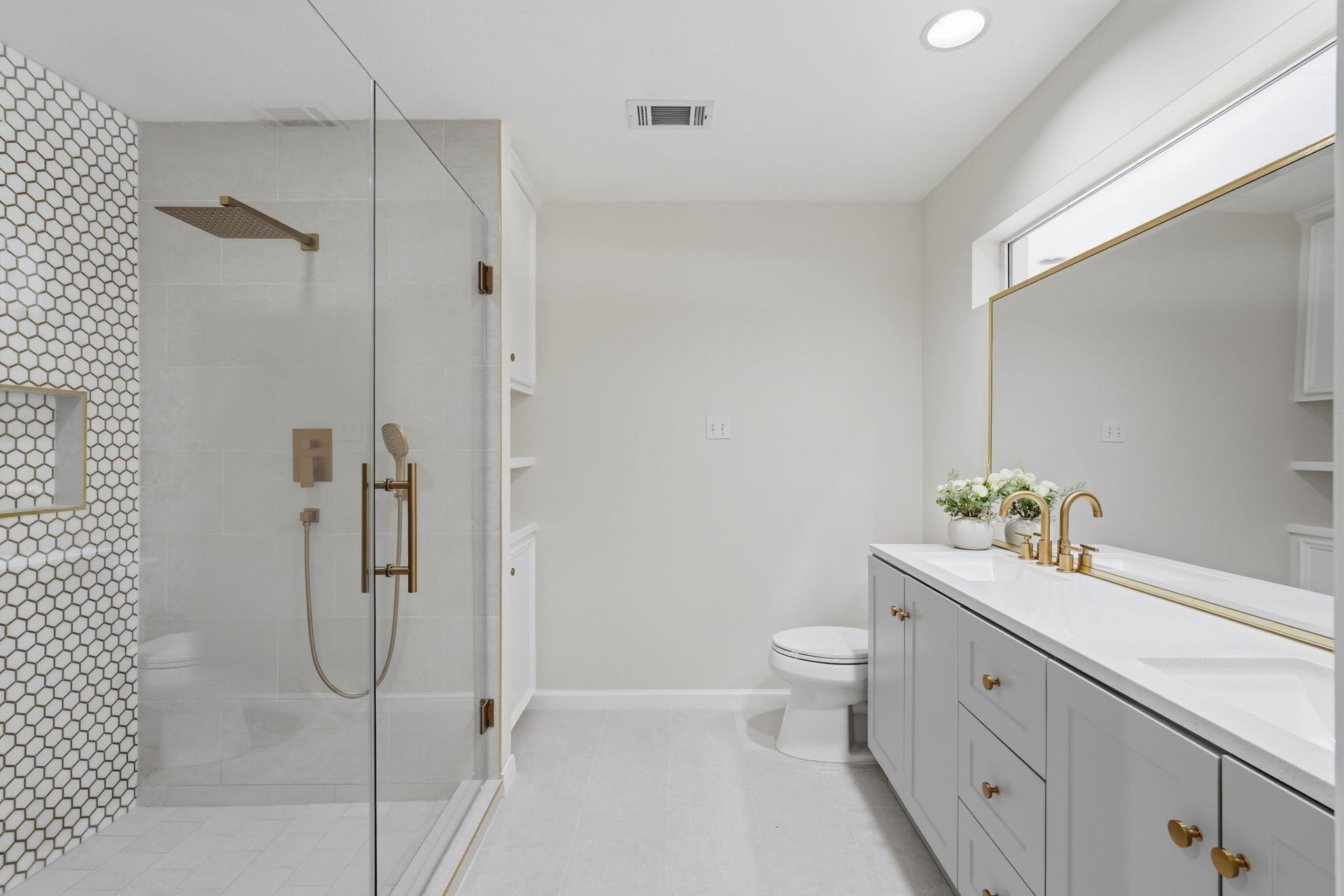 10916 Fawnlily Street, The Woodlands, TX 77380 The primary bedroom has been recently updated with neutral colors and gold accents to add that high end feel you're looking for.