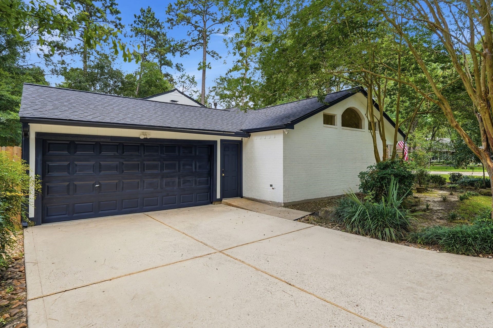 10916 Fawnlily Street, The Woodlands, TX 77380 Here is a closer look at your 2 car garage and additional parking!