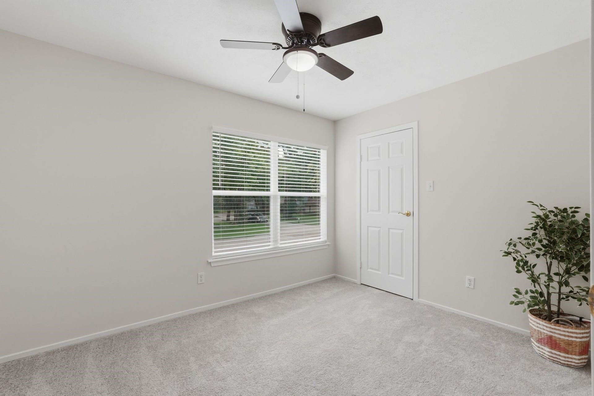 10916 Fawnlily Street, The Woodlands, TX 77380 At the top of the stairs, there is a bedroom on the right. This room has a nice walk in close.