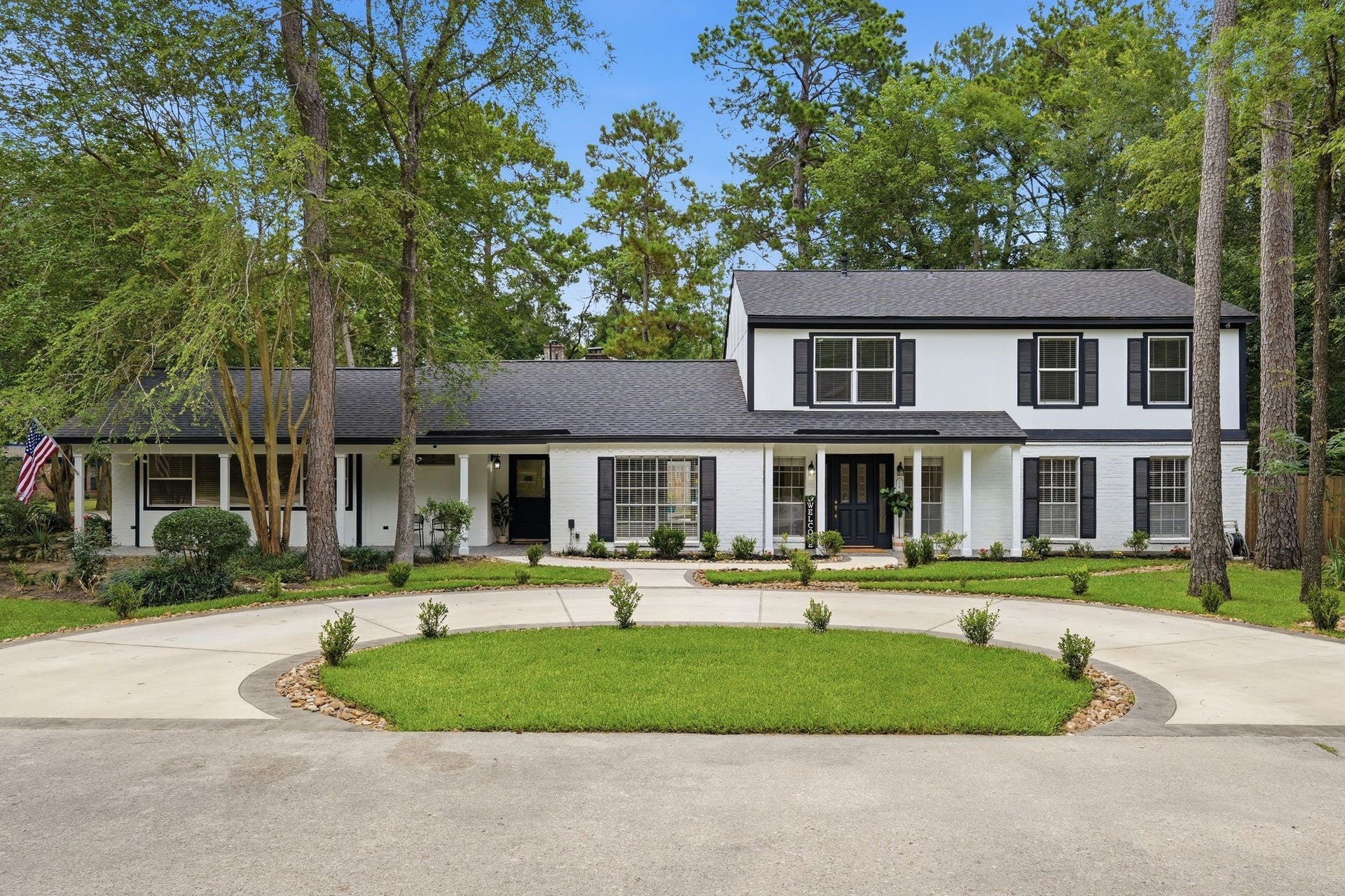 10916 Fawnlily Street, The Woodlands, TX 77380 This home has that IT factor. The curb appeal driving up to it will blow you away with a well manicured front lawn and a circle driveway for additional parking.