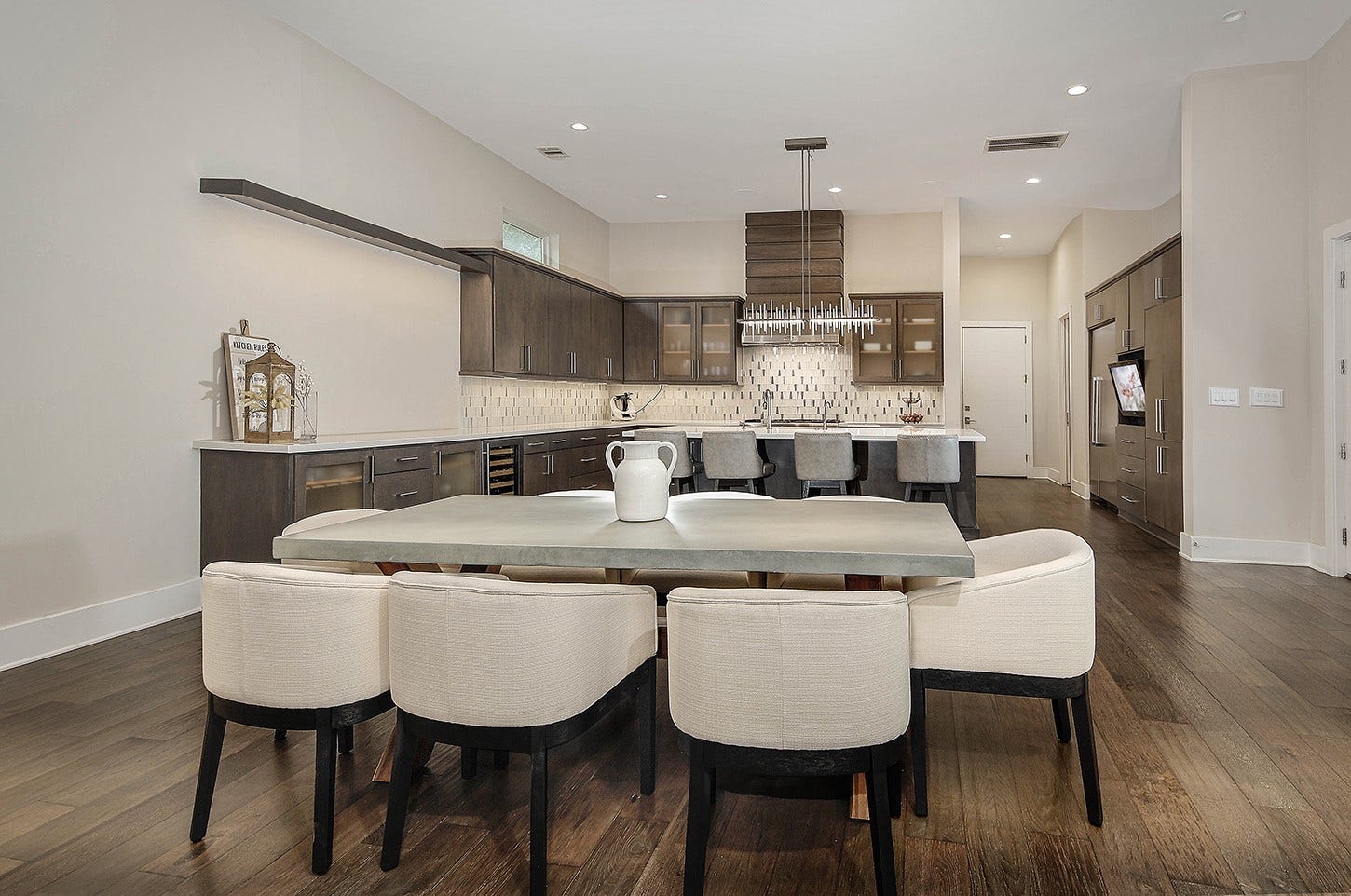 10 KINGSCOTE WAY, The Woodlands, TX 77382 10 KINGSCOTE WAY, The Woodlands, TX 77382