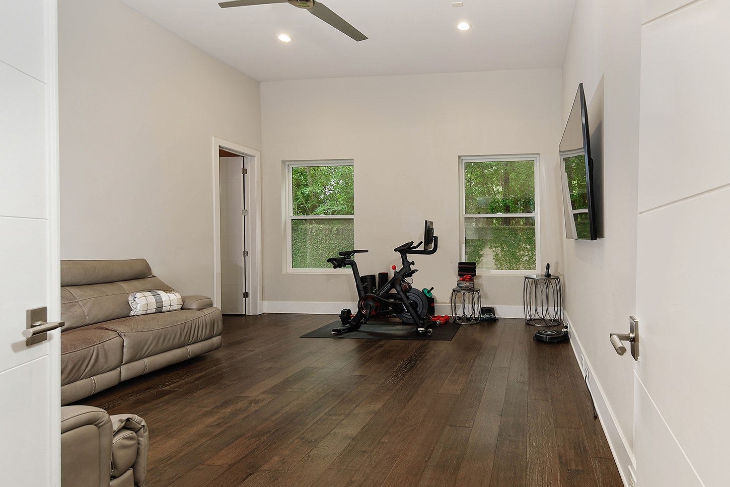 10 KINGSCOTE WAY, The Woodlands, TX 77382 10 KINGSCOTE WAY, The Woodlands, TX 77382