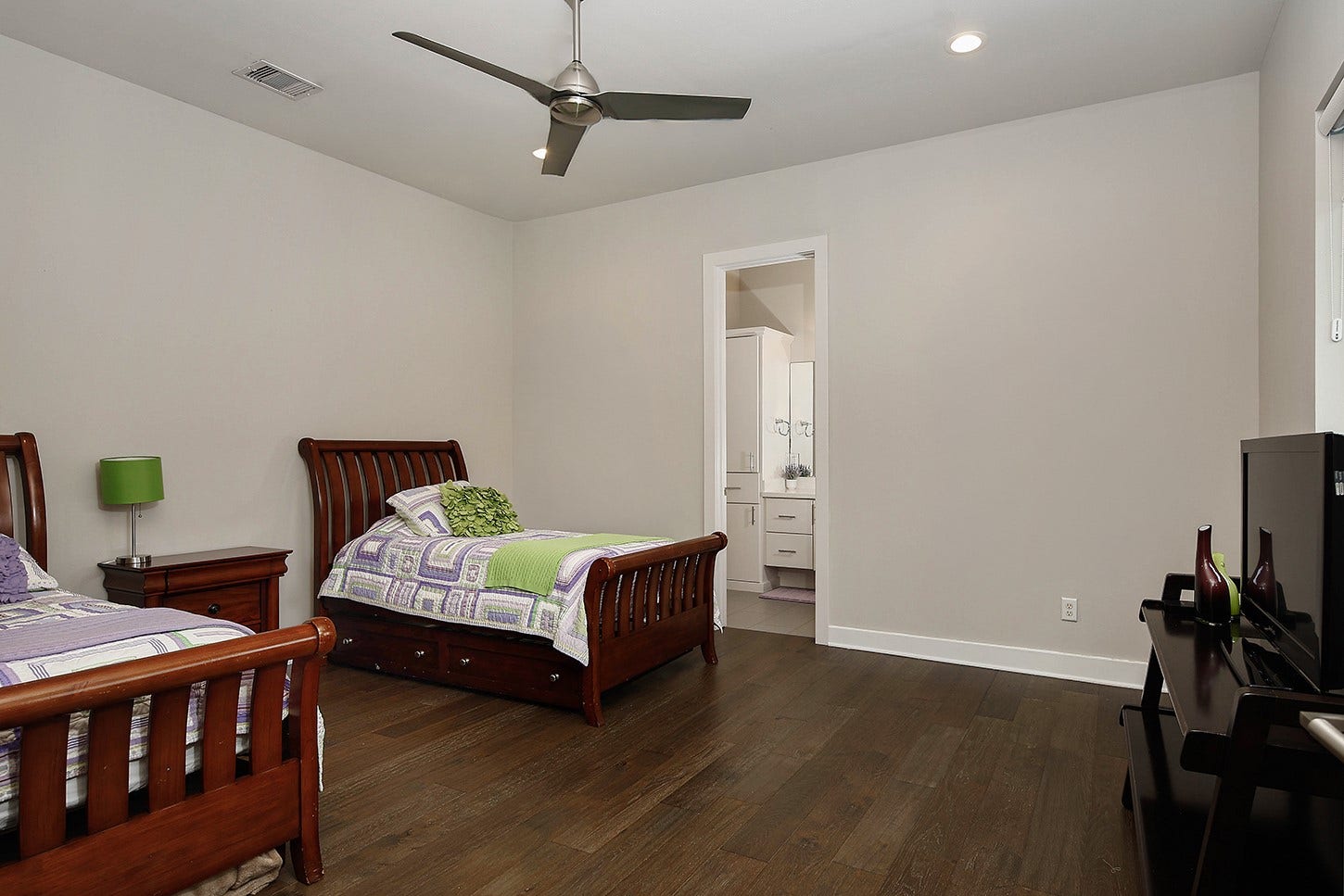 10 KINGSCOTE WAY, The Woodlands, TX 77382 10 KINGSCOTE WAY, The Woodlands, TX 77382