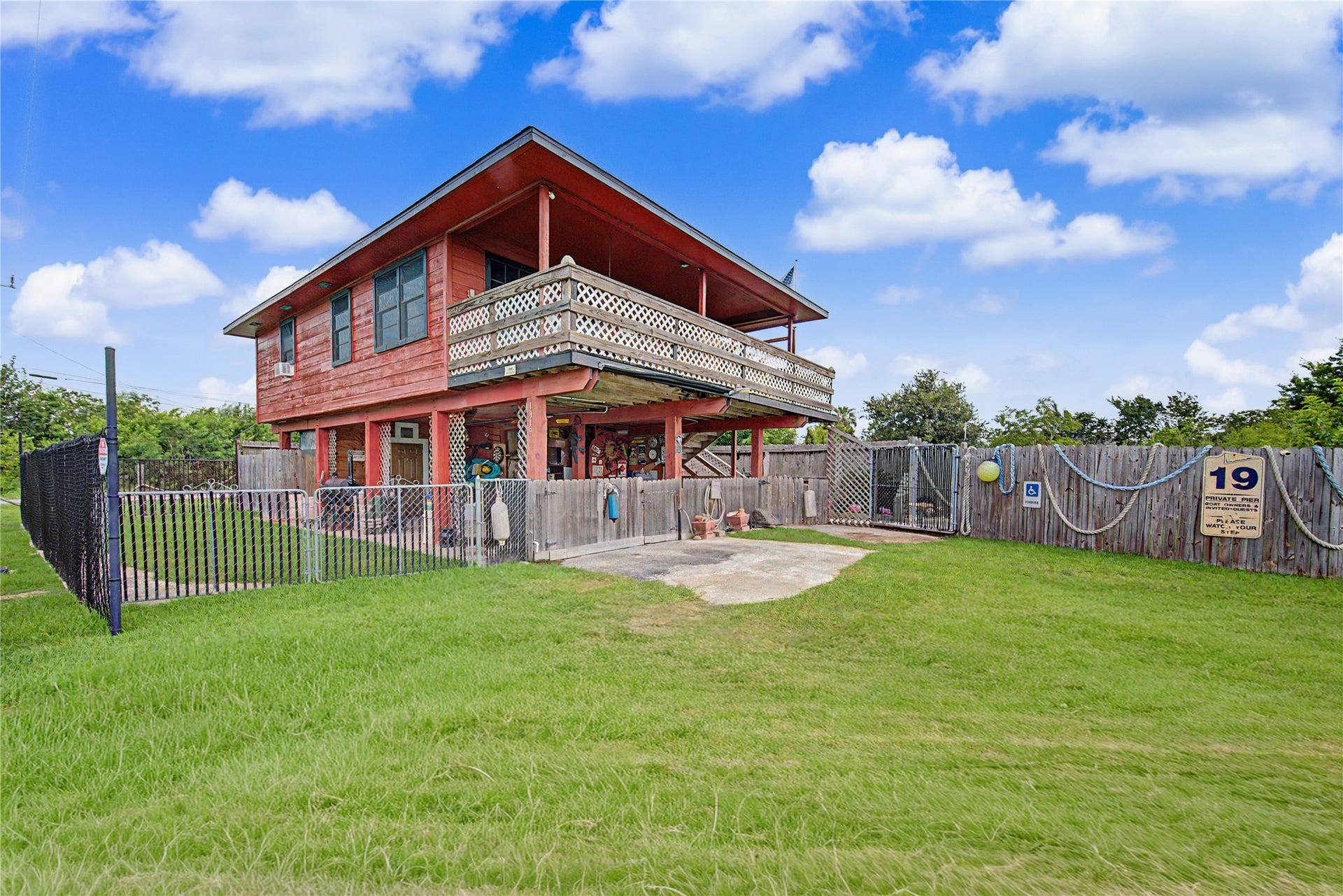 1019 Sunset Drive, San Leon, TX 77539 view of property from side
