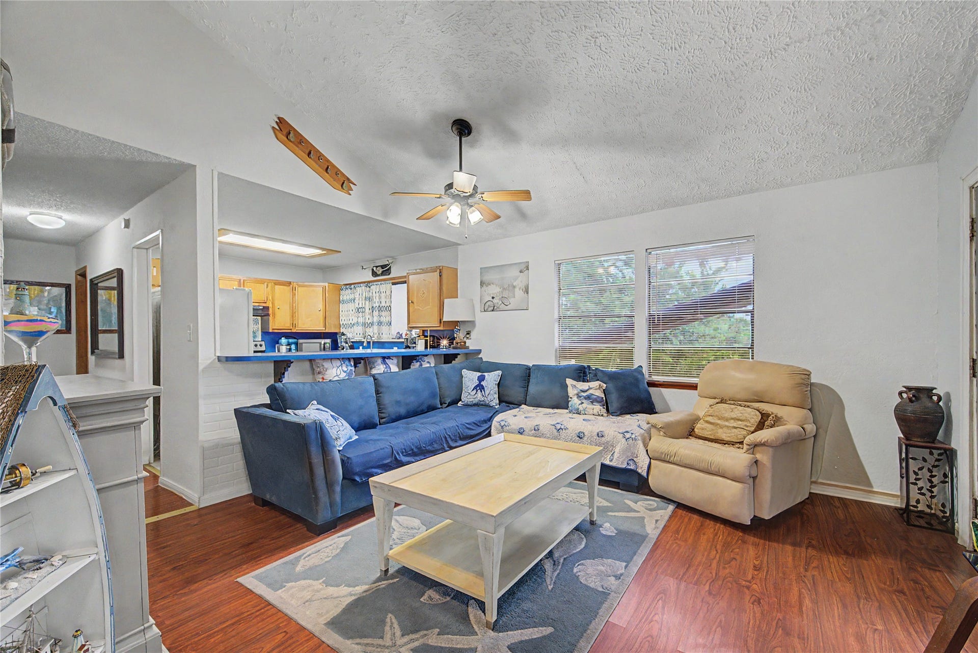 1019 Sunset Drive, San Leon, TX 77539 view of living room