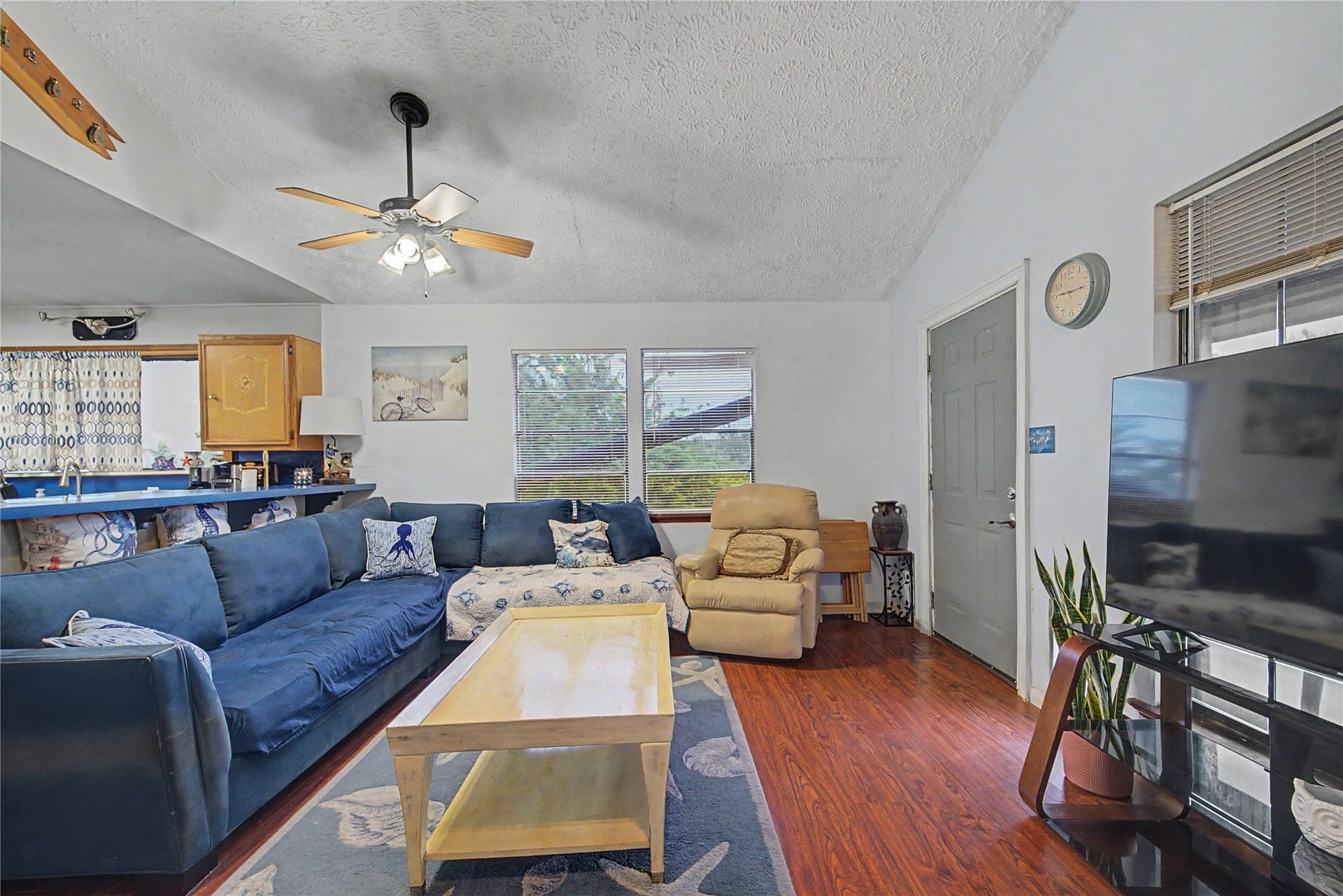 1019 Sunset Drive, San Leon, TX 77539 view of living room