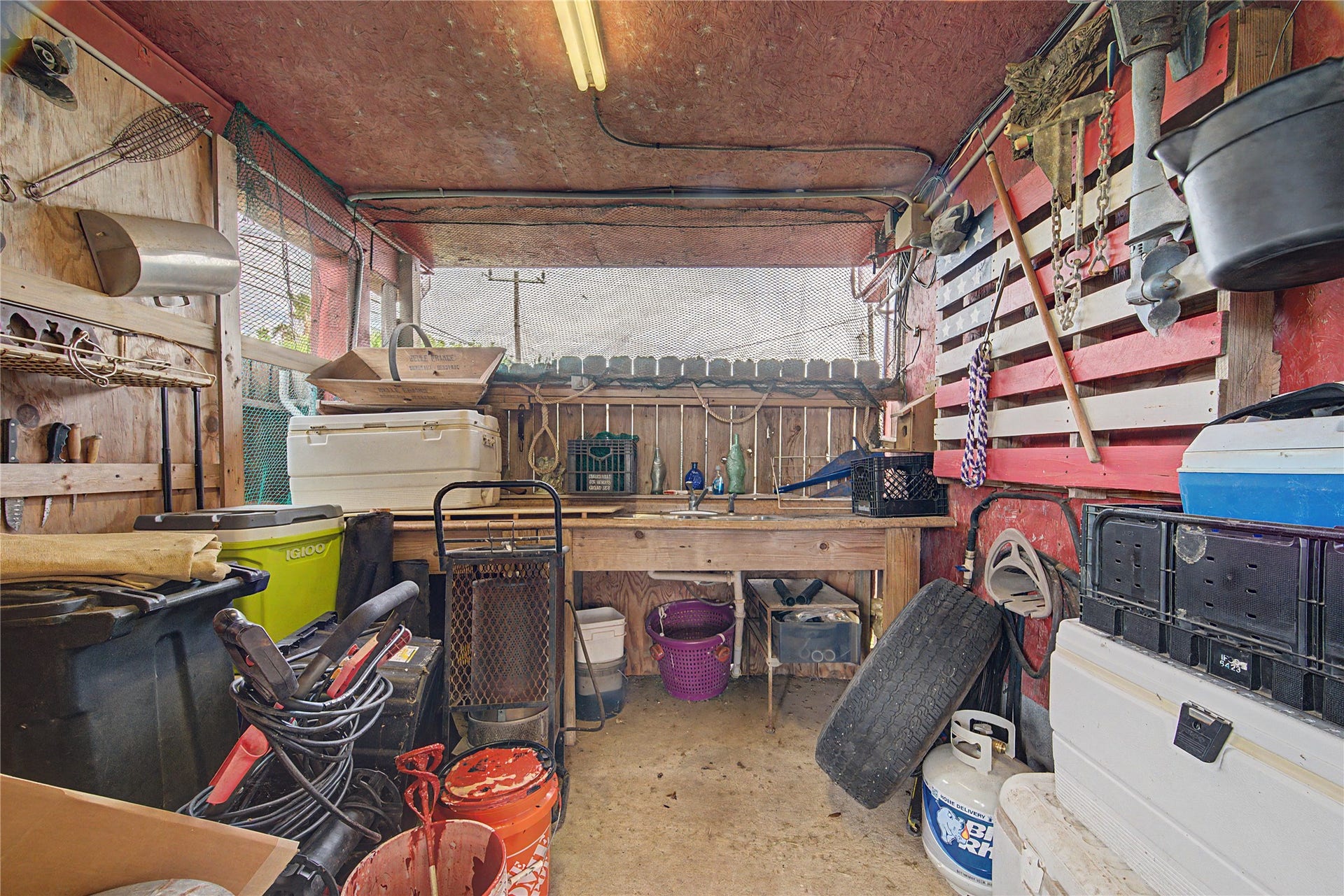 1019 Sunset Drive, San Leon, TX 77539 downstairs shop