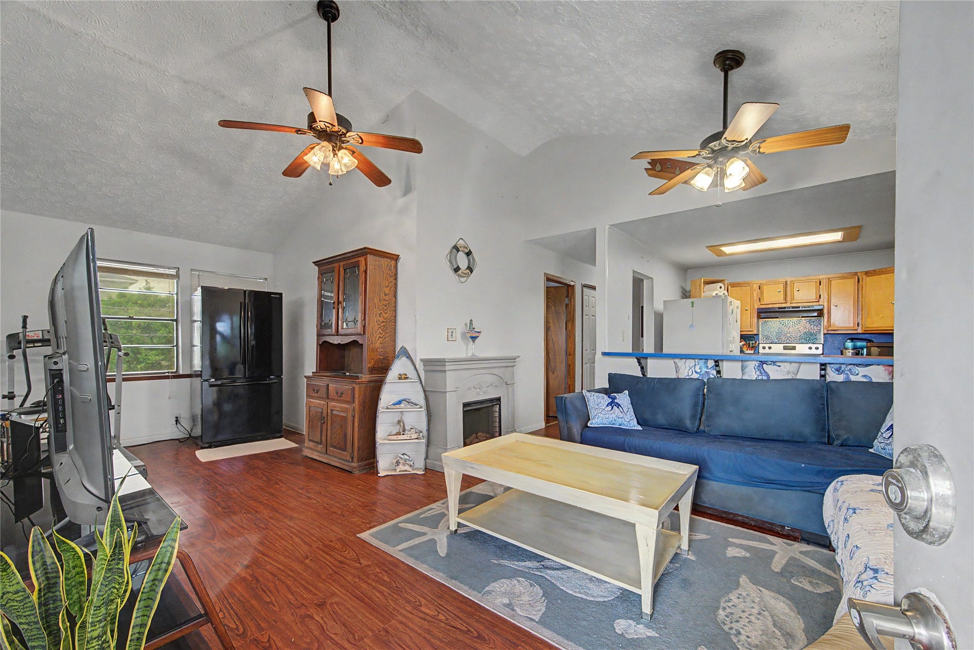 1019 Sunset Drive, San Leon, TX 77539 view of living room