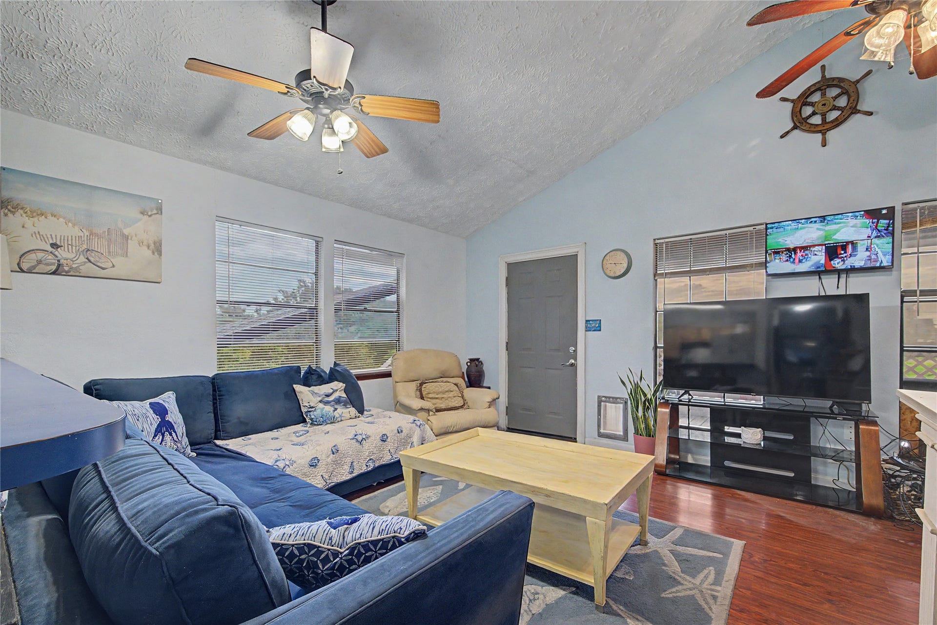1019 Sunset Drive, San Leon, TX 77539 view of living room