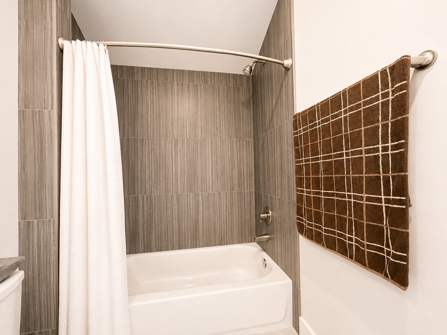 39-full bath 3rd floor