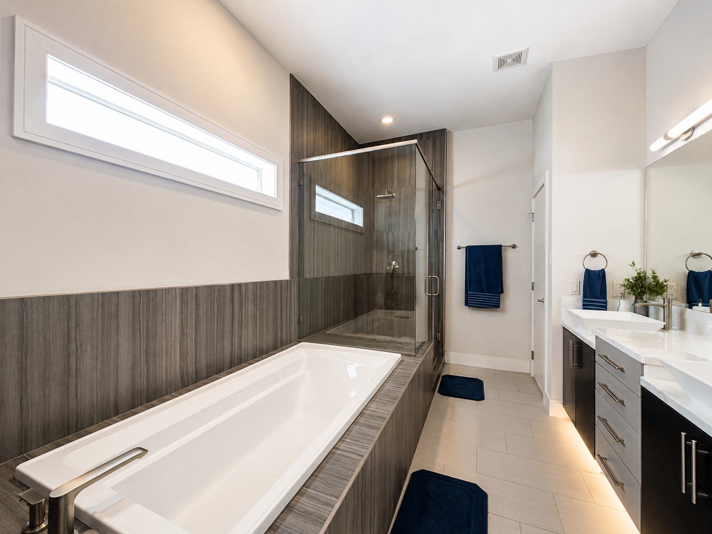 25-primary bdrm full bath