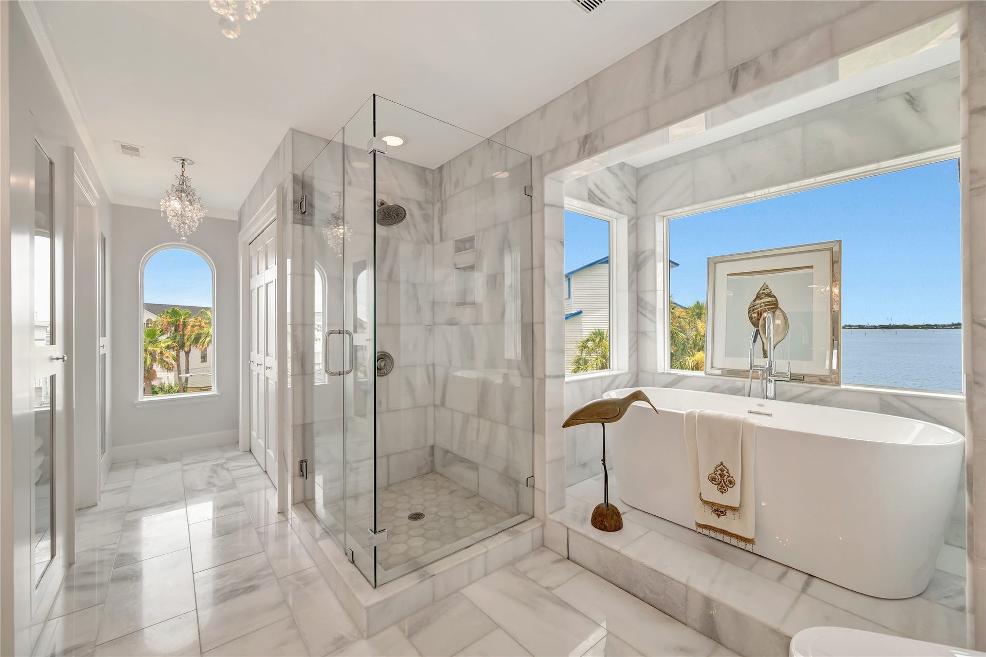 1303 Outrigger, Tiki Island, TX 77554 Primary bath