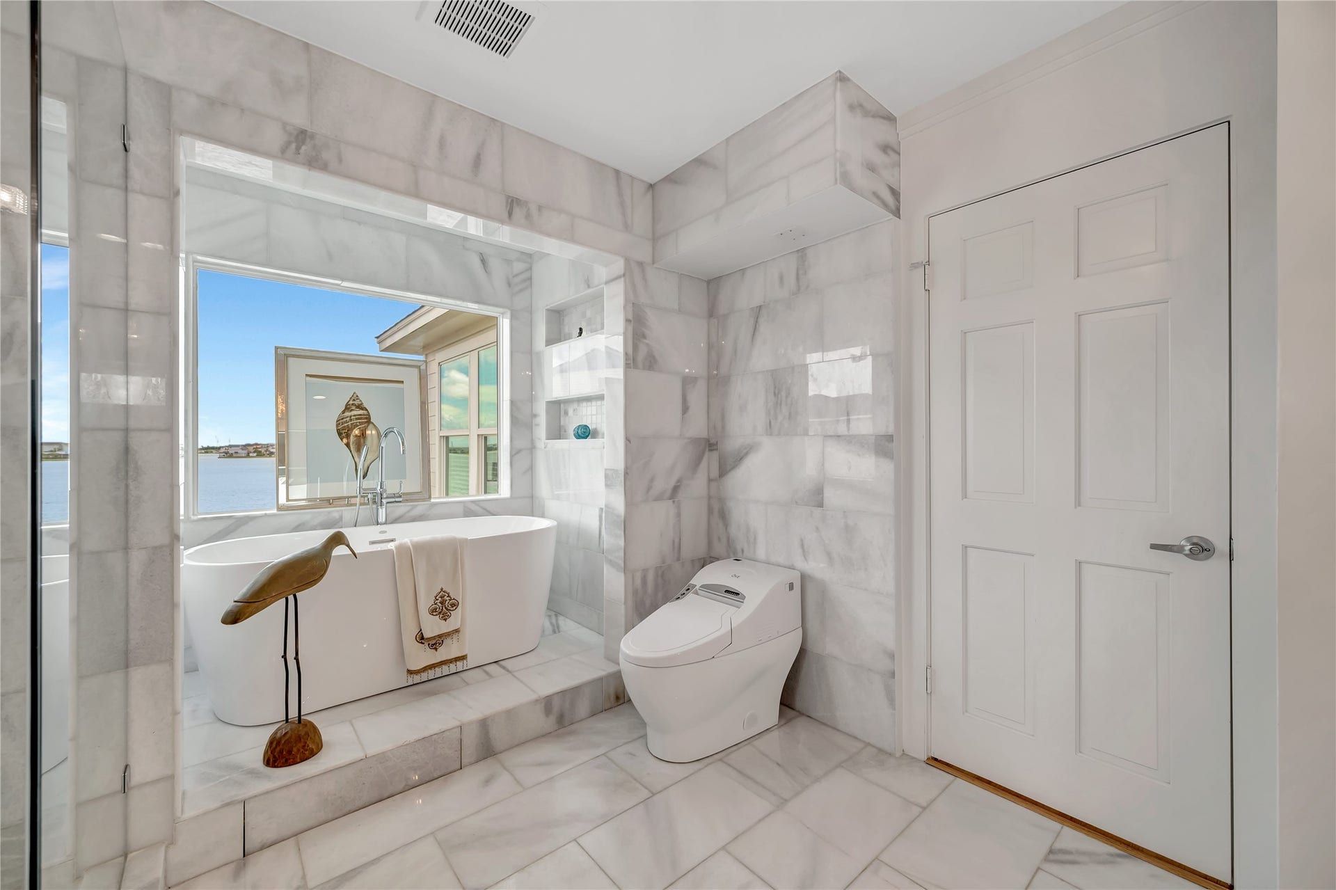 1303 Outrigger, Tiki Island, TX 77554 Primary bath