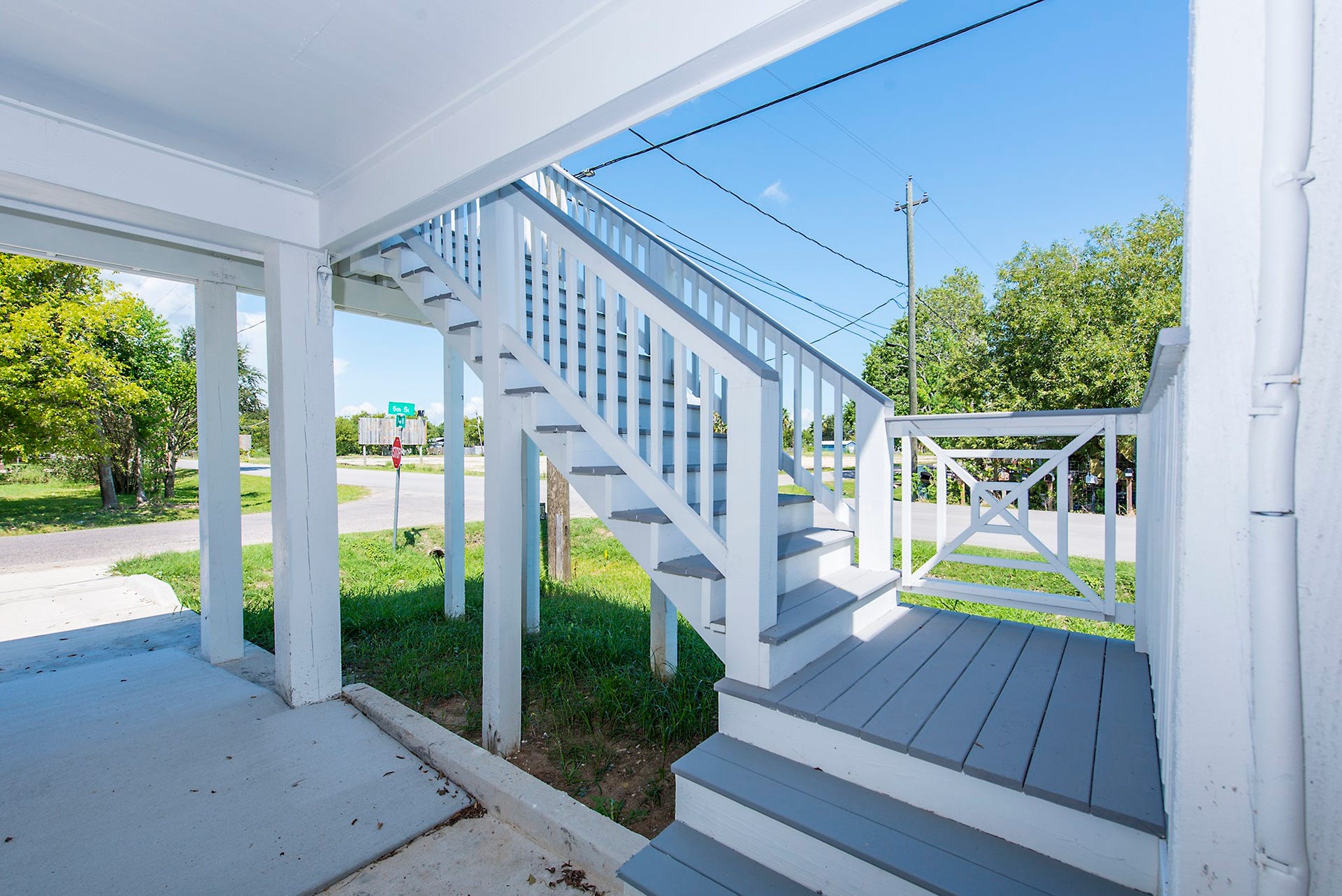 203 6th St, #D, San Leon, TX 77539 Well maintained, great coastal paint colors!