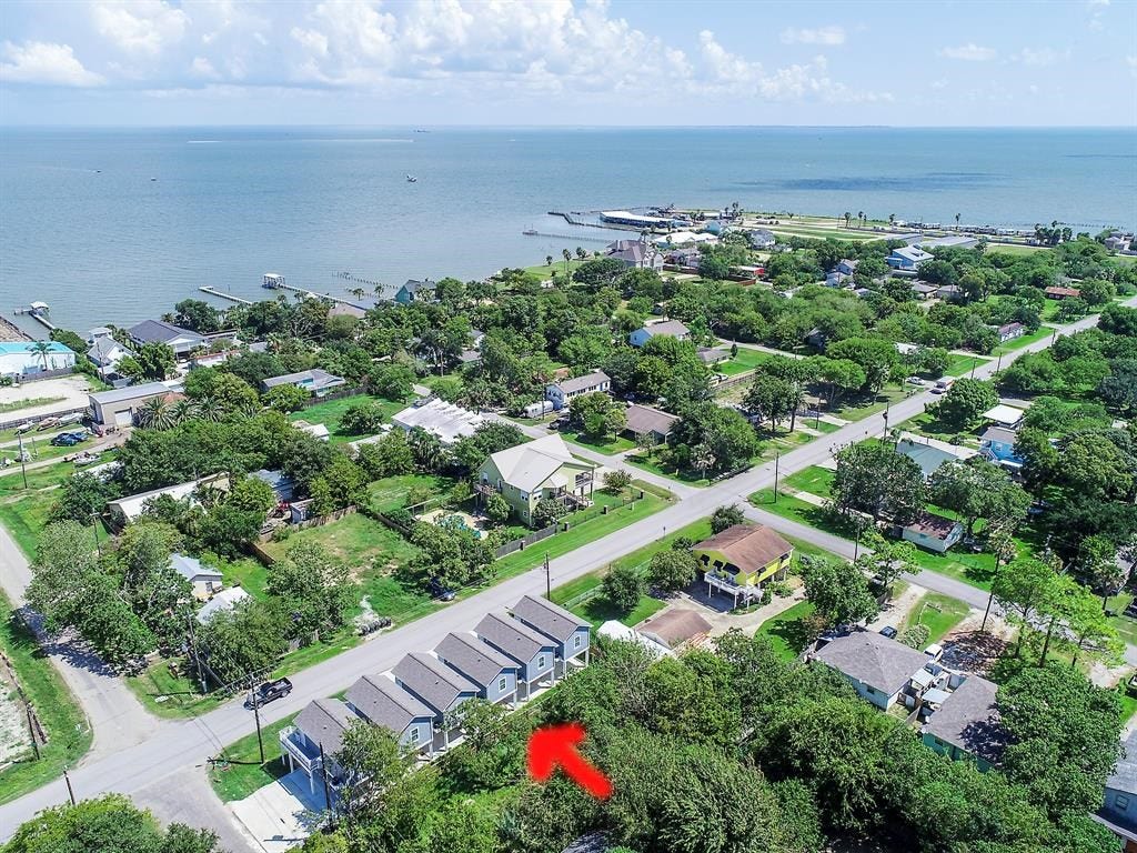 203 6th St, #D, San Leon, TX 77539 Beach living and water community living!