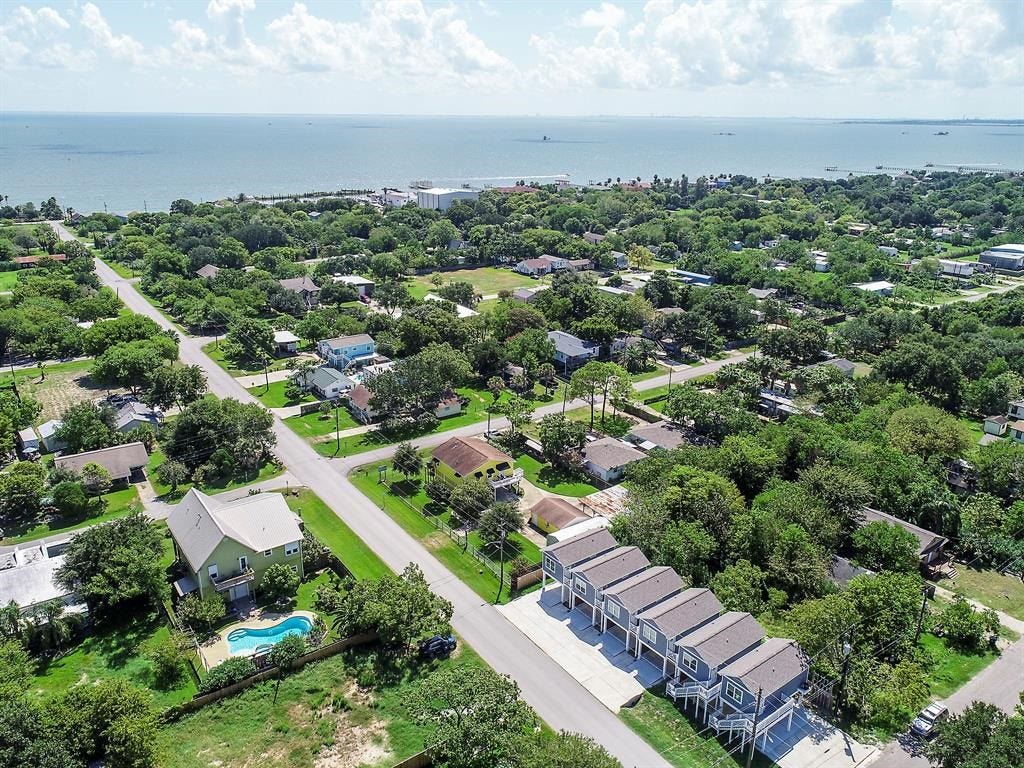 203 6th St, #D, San Leon, TX 77539 Close to everything you love about the water!