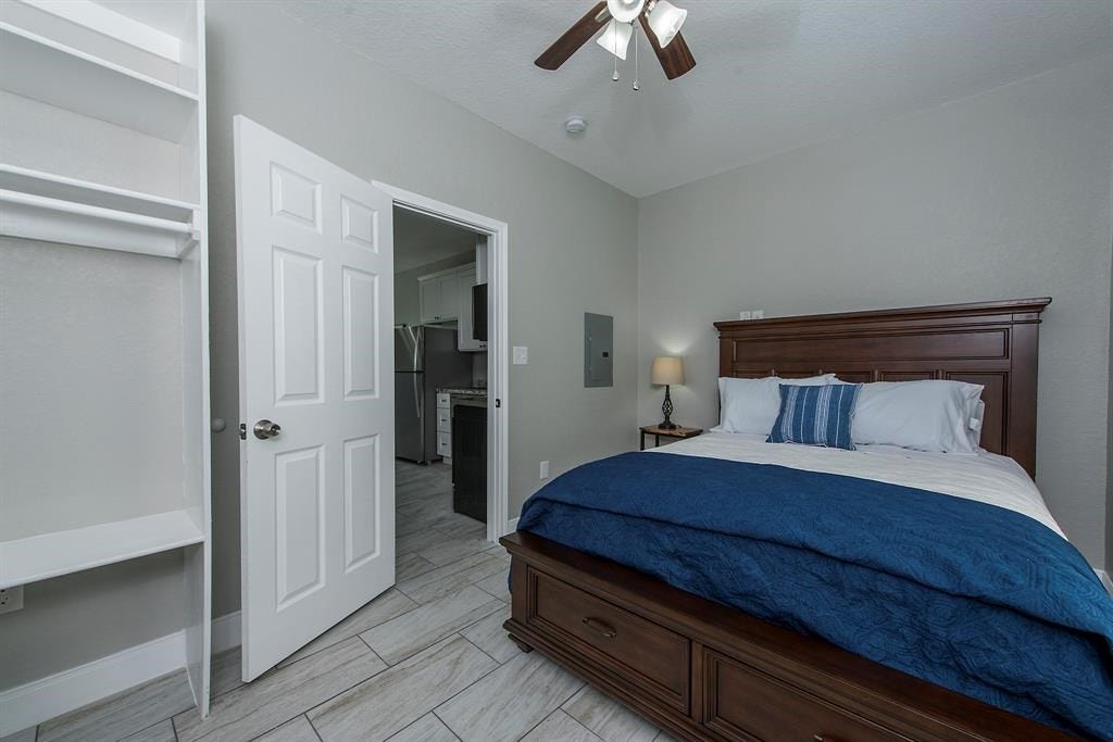 203 6th St, #D, San Leon, TX 77539 Shelving & space for hanging clothes.