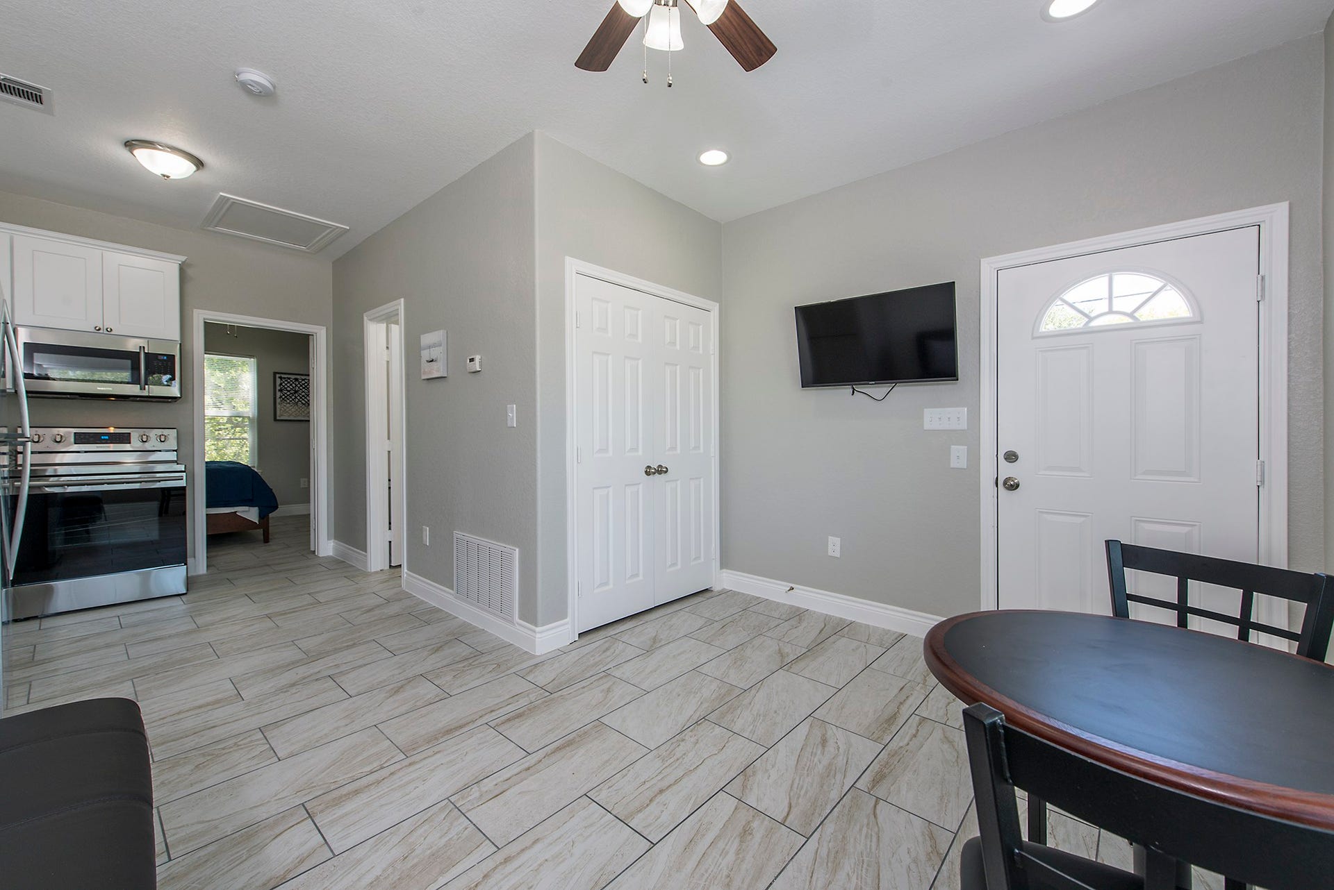 203 6th St, #D, San Leon, TX 77539 Open, light & bright!