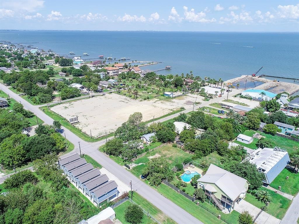 203 6th St, #D, San Leon, TX 77539 Just a few minutes to Mooner Beach!