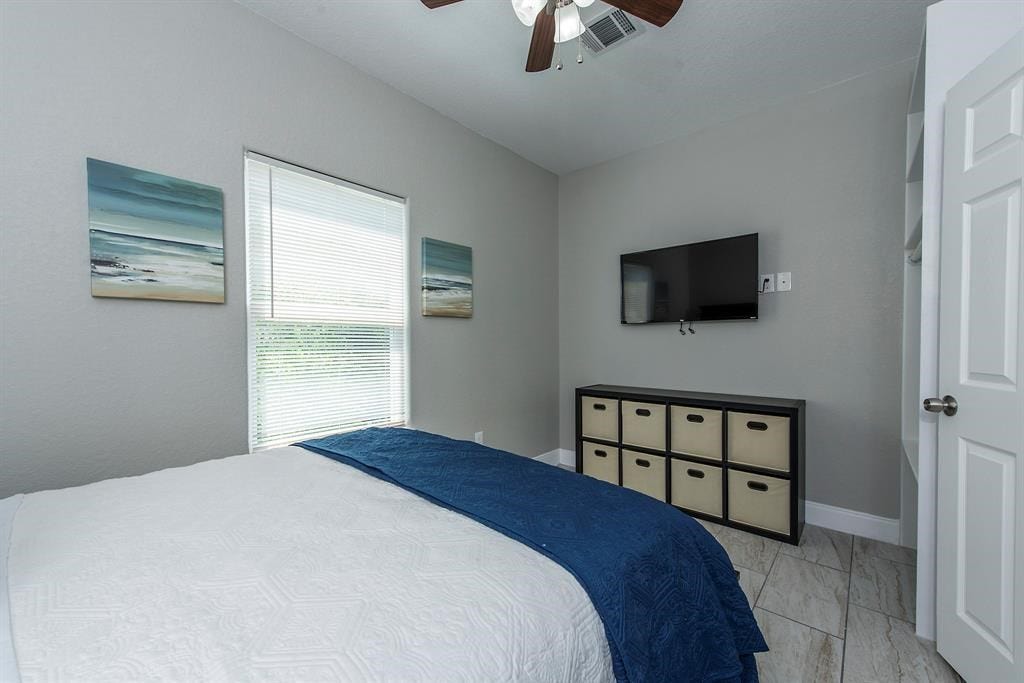 203 6th St, #D, San Leon, TX 77539 Great bedroom, nicely sized with flat screen television.