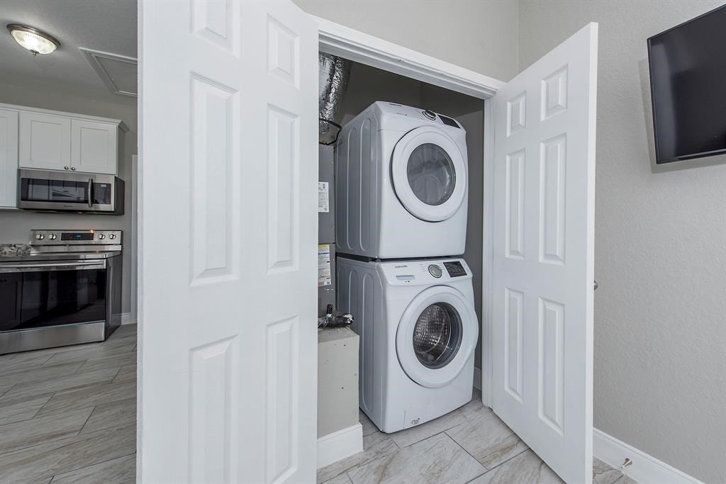 203 6th St, #D, San Leon, TX 77539 Concealable washer and dryer. Each Unit: Refrigerator / Washer / Dryer / Samsung
Range / Dishwasher / Microwave.