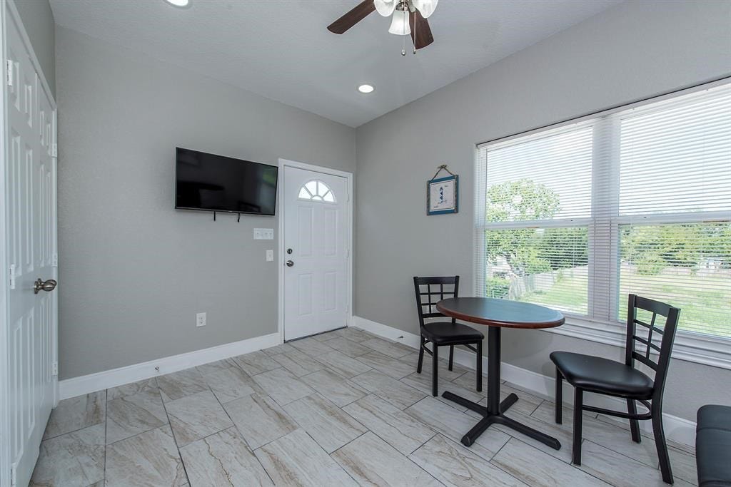 203 6th St, #D, San Leon, TX 77539 Charming little living space!
