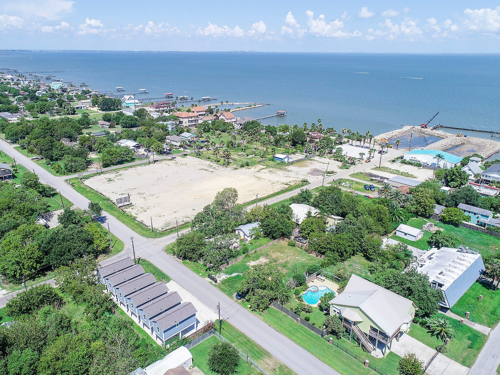203 6th St, #D, San Leon, TX 77539 Just a few minutes from the water!