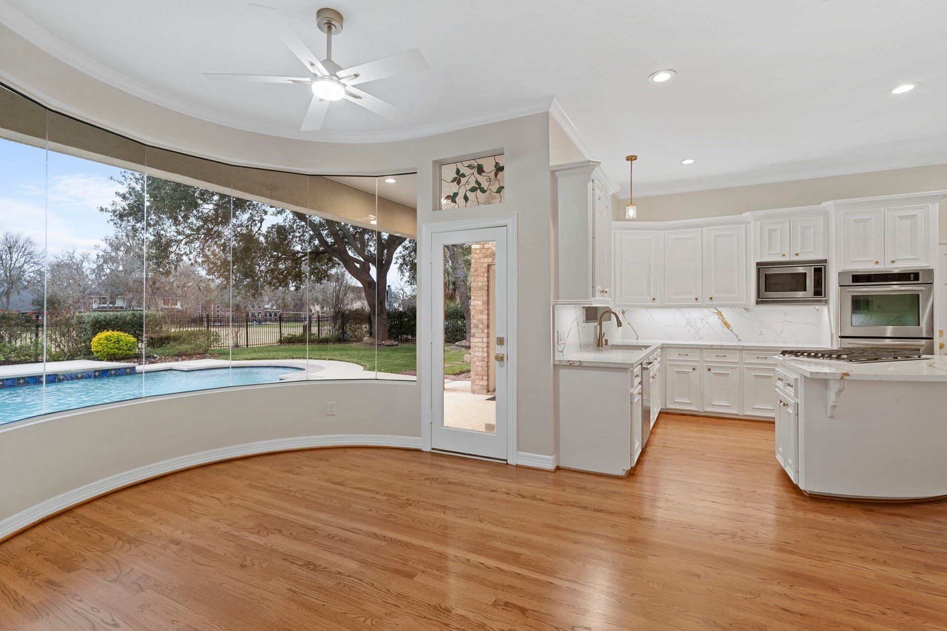 7322 Greatwood Lake Drive, Sugar Land, TX 77479 Panoramic views abound the Kitchen/Living/Breakfast area