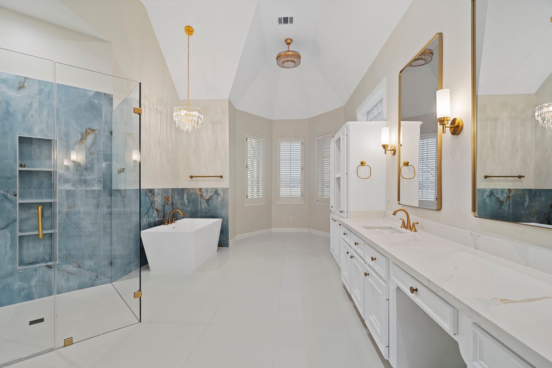 7322 Greatwood Lake Drive, Sugar Land, TX 77479 25X14 Primary Bath with 13-foot-high ceilings!